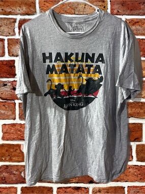 Disney Grey 'Hakuna Matata' The Lion King Graphic Tee